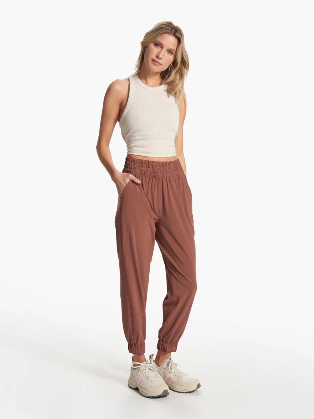 Vuori Women's Villa Jogger Pants in Hazelnut Size S